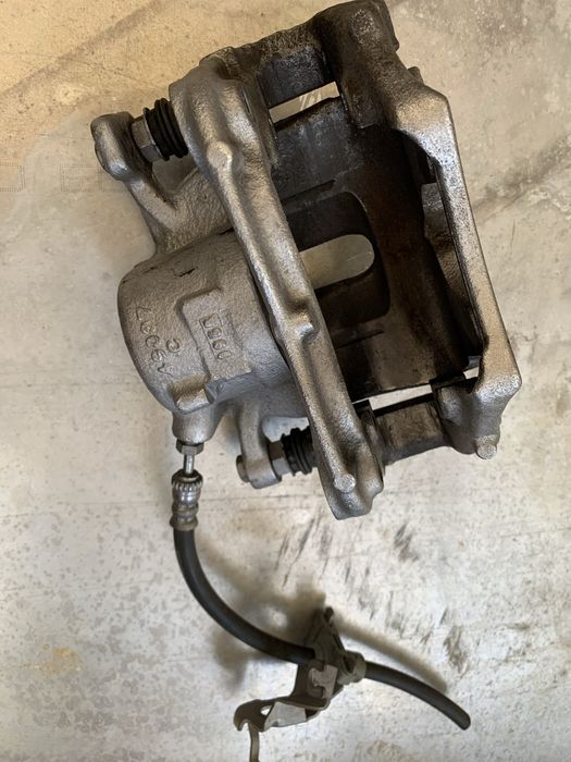 BMW g20 суппорт тормозной левый передний