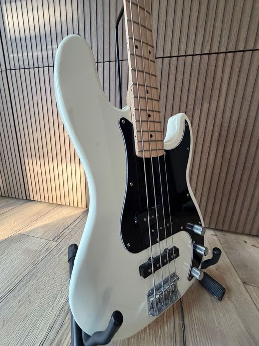 Bass Precision Squaier Fender