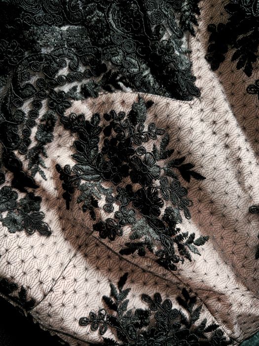 Elegancka sukienka wizytowa z koronką