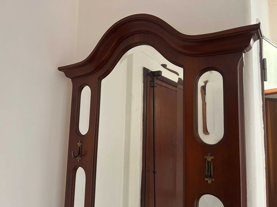 Móvel de entrada com espelho e gavetas