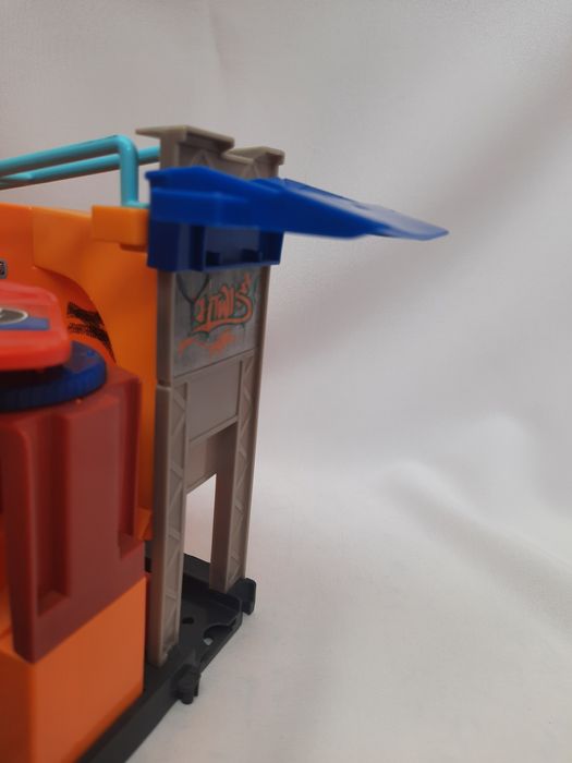 Ігровий набір hot wheels трек "трюки в місті"