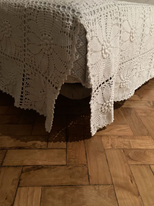Uma colcha branca de croché