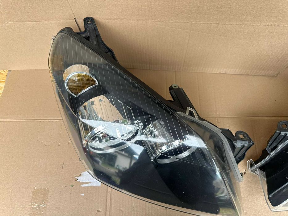 Opel Astra H III 3 04- Lampa prawa przednia przód cala orginał