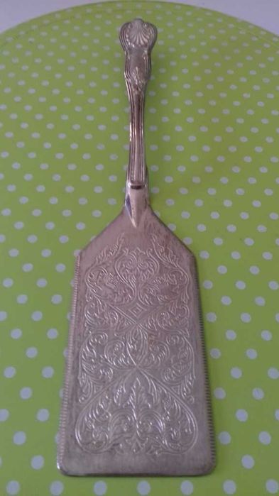 Colher de bolos com desenhos em relevo