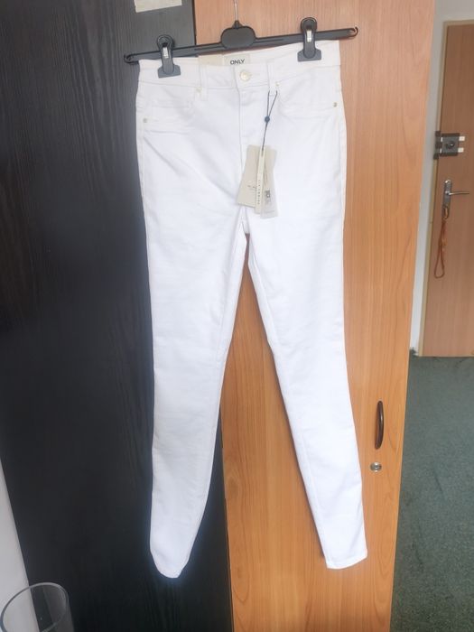 Białe jeansy skinny