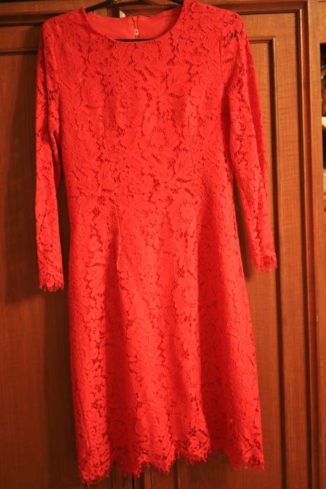 Червона сукня з рукавами
