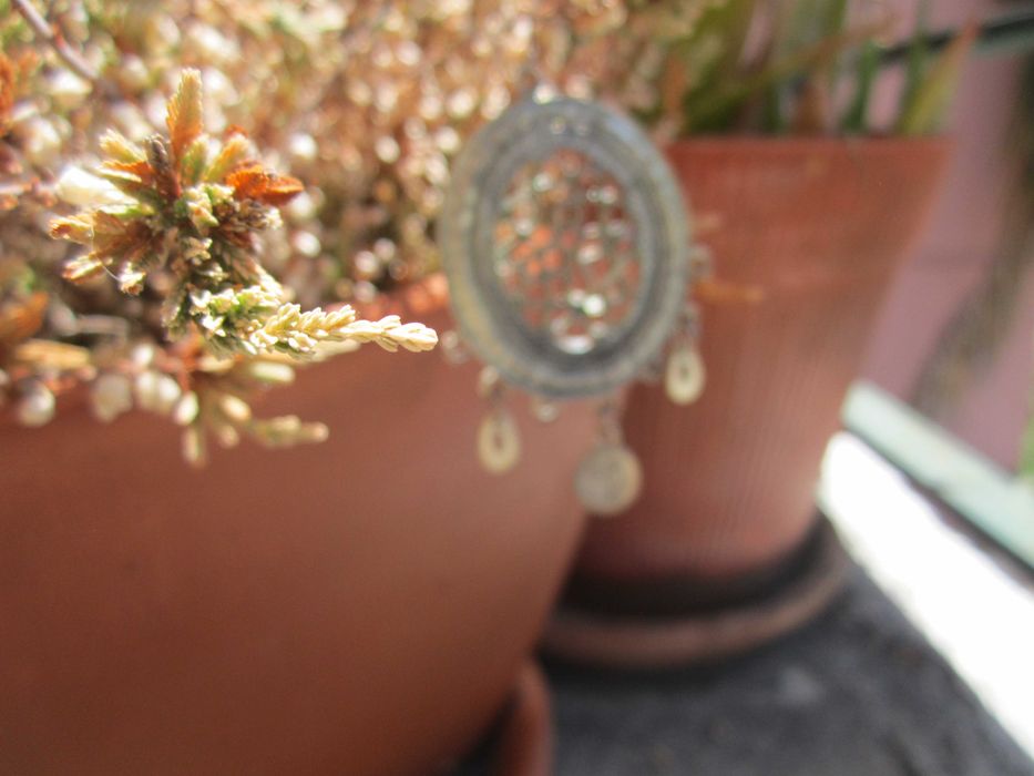 Brinco, medalhão circular filigrana, detalhes pendentes em estilo tribal