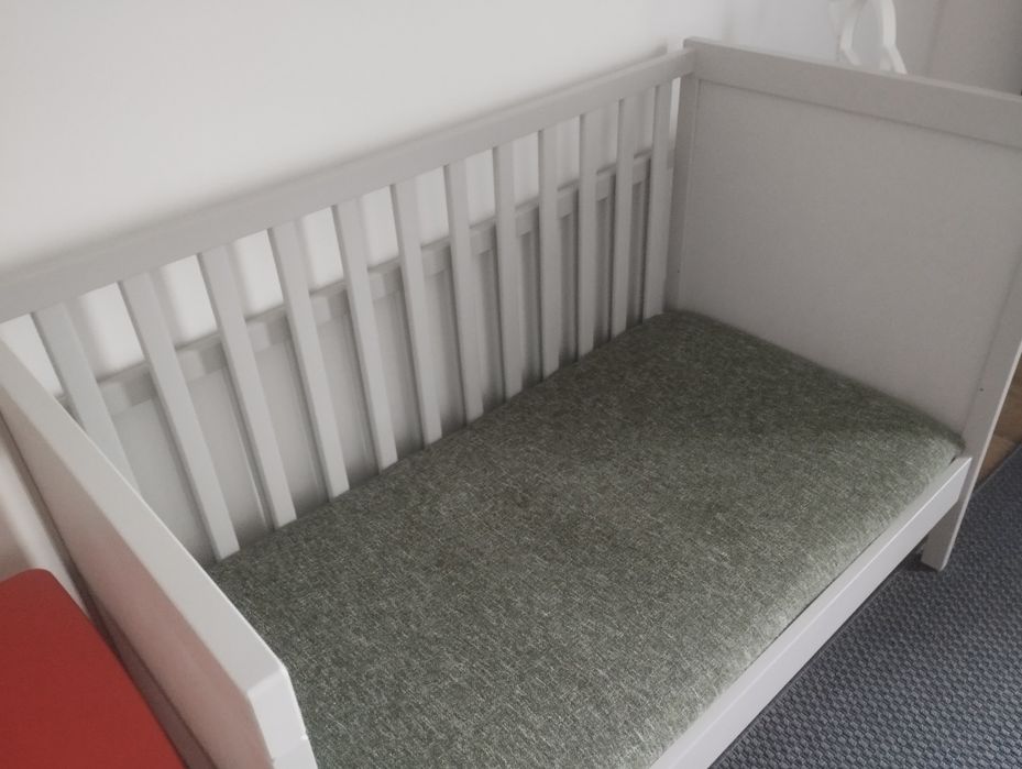 Berço (cama) de cor cinza (Marca IKEA)