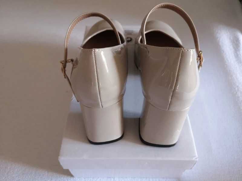 Sapatos senhora de salto largo