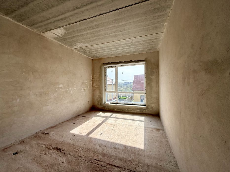 Зданий таунхаус з гаражем та міськими комунікаціями поруч озера!