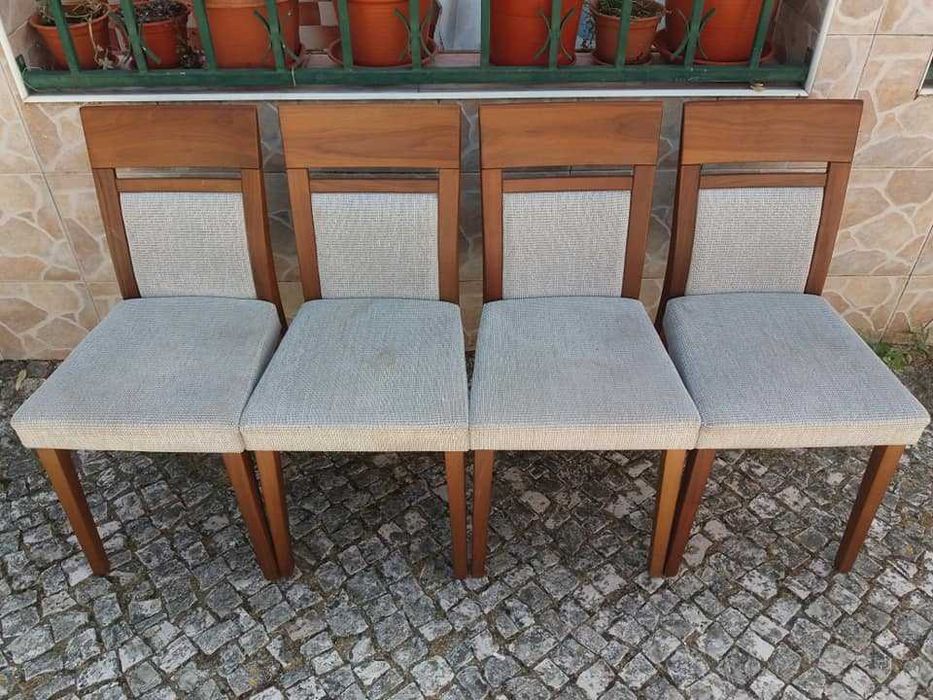 Mesa extensível em madeira maciça..