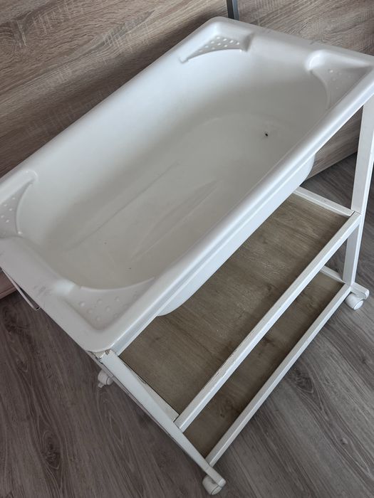 Przewijak z wanienka na kółkach