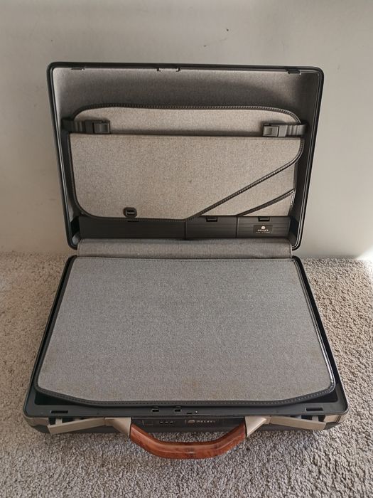 Mala executiva clássica rígida, c pega em madeira marca DESLEY, medida