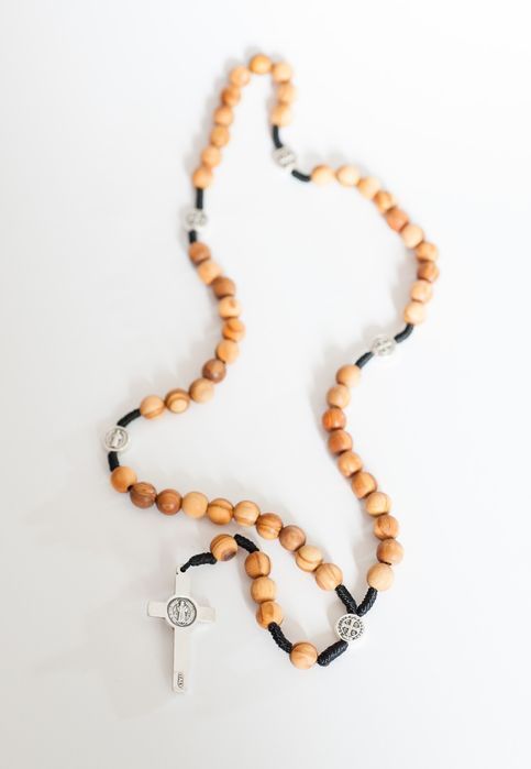 Różaniec drzewo oliwne na sznurku św. Benedykt