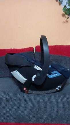 Fotelik samochodowy dla niemowląt.