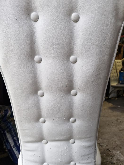 4 krzesła białe stołowe uszkodzona tapicerka