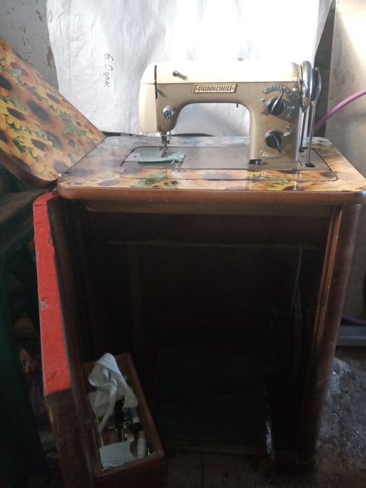 Швейная машинка PANNONIA