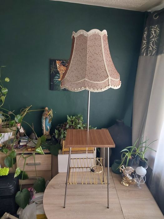 Lampa stojąca że stolikiem i gazetnikiem  PRL
