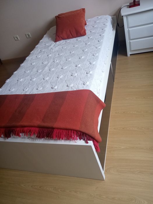 Cama individual com gaveta