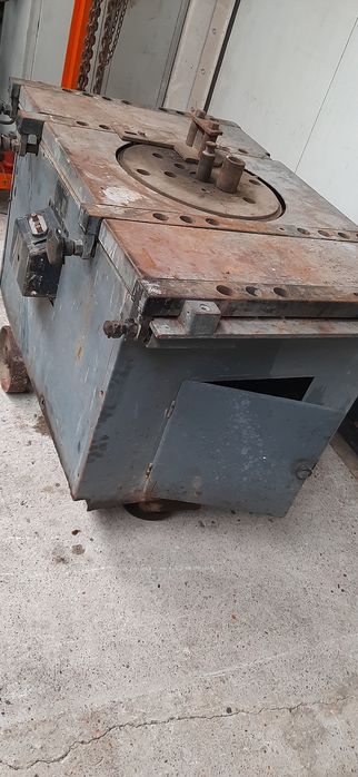 Mechaniczna giętarka do prętów