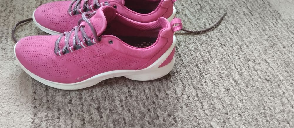 Кросівки фірмові