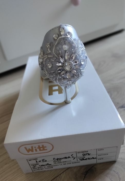 Idealne srebrne szpilki ślubne Witt z kwiatowym zdobieniem z kryształk