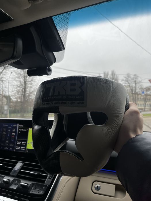 продам боксерский шлем Top king, перчатки green hill