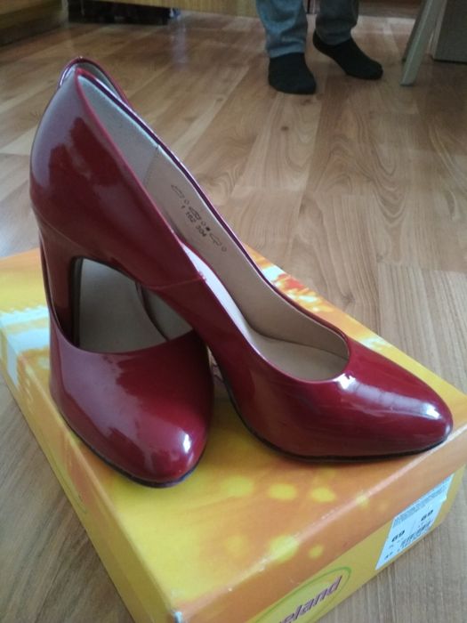 Buty na obcasie lakierowane
