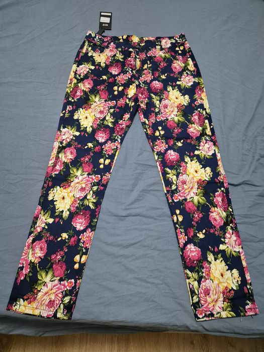 Calças azuis com flores 44