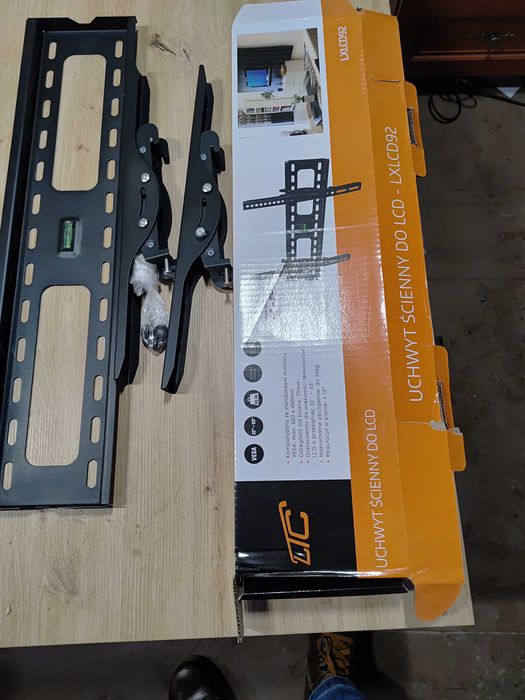 Uchwyt do telewizora na ścianę.