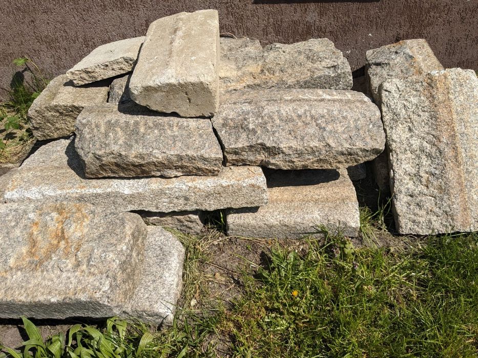 Krawężniki, obrzeża drogowe.