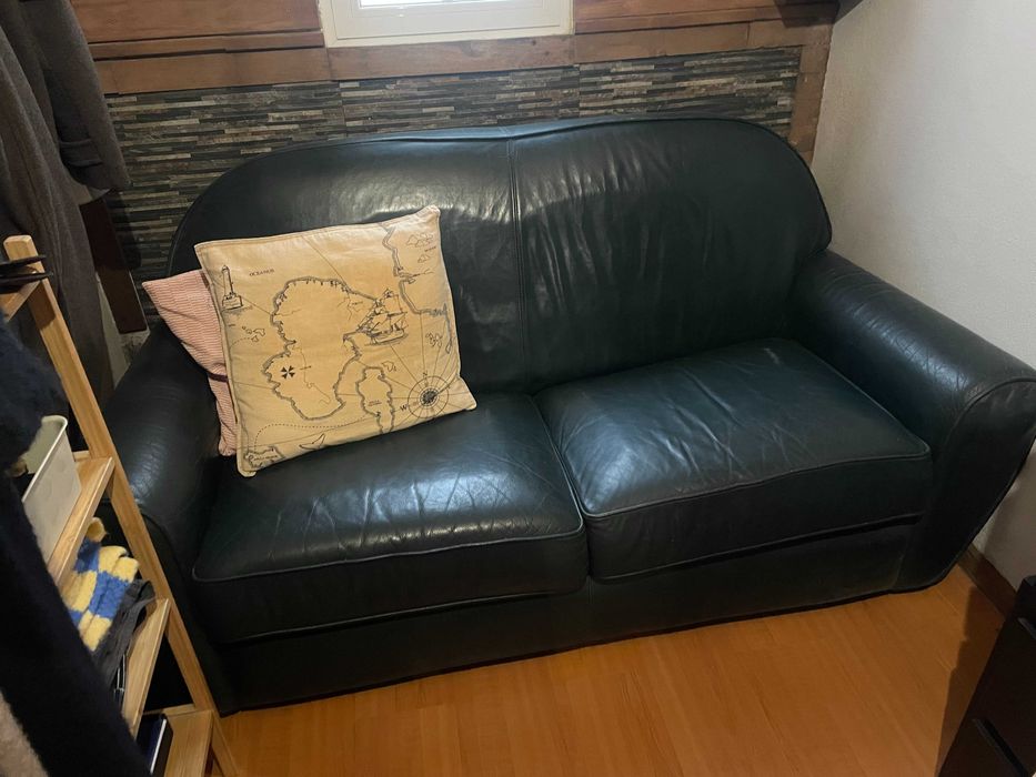Belíssimo Sofá cama em pele