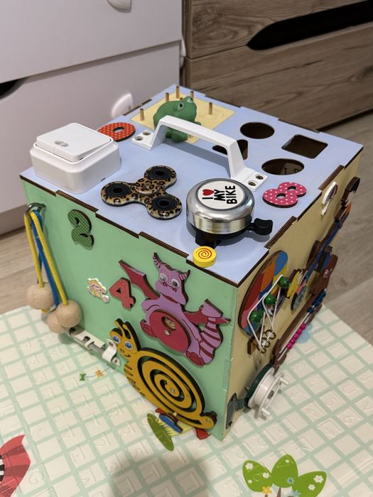 Бізікуб розвиваюча іграшка