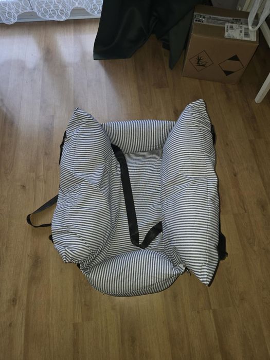 Nowy fotelik samochodowy do psa.