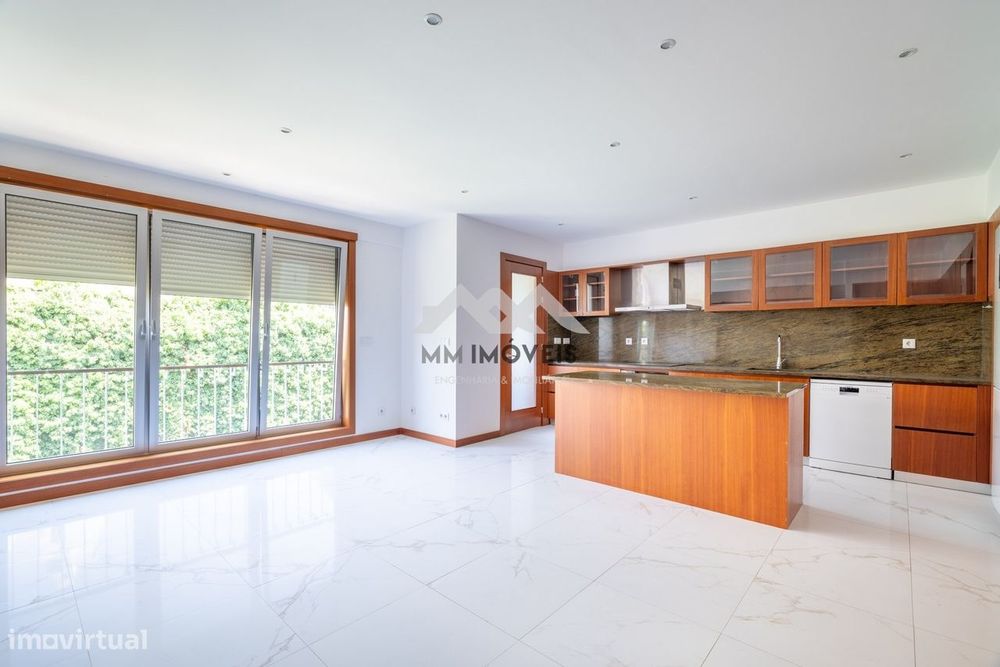 Apartamento T2 | Santa Catarina | Renovado | METRO | Elevador