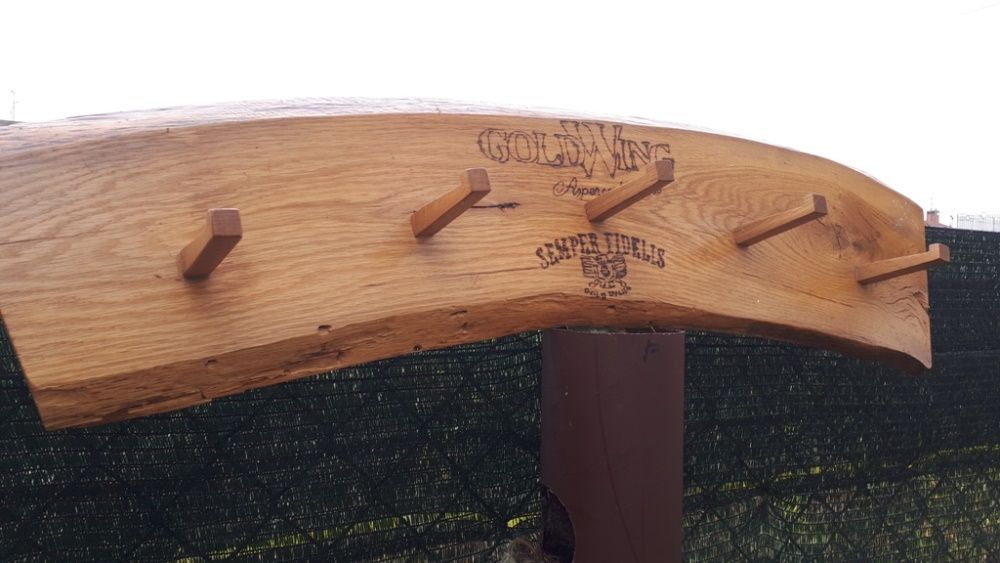 wieszak z drzewa dębowego z czasów PRL