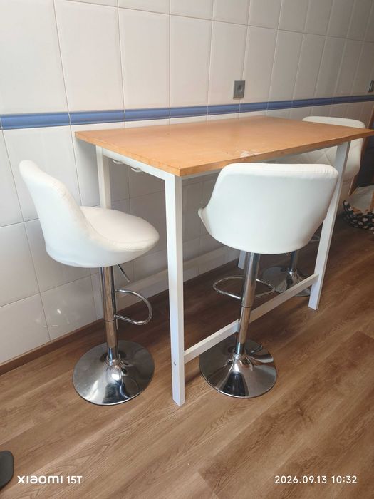 Mesa alta de refeição com cadeiras