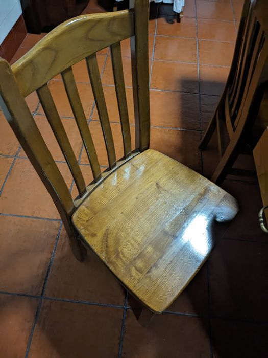 Mesa de jantar com madeira maciça (100 x 180 cm) e 6 cadeiras