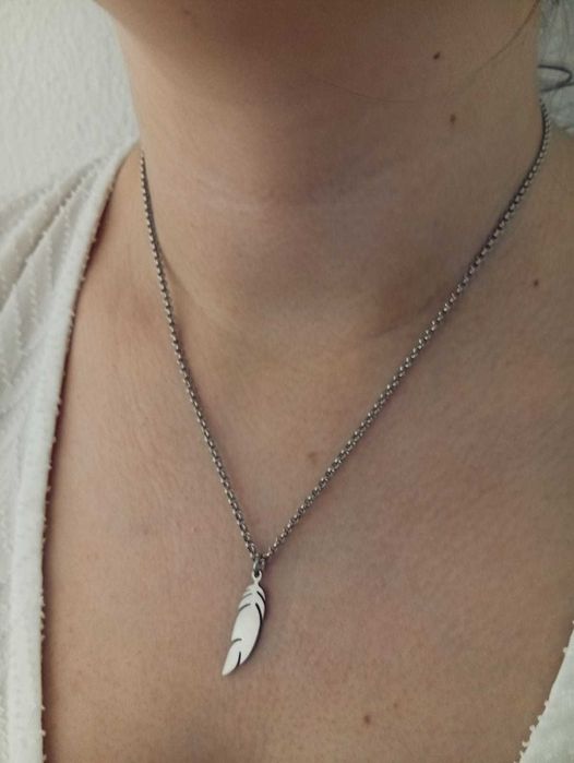 Fio em Aço com Pena como Pendente