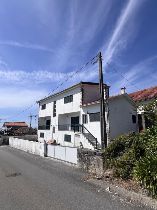 Alugo Casa T2 ( Ler Descrição)