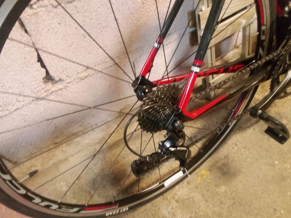 Bicicleta focus em carbono