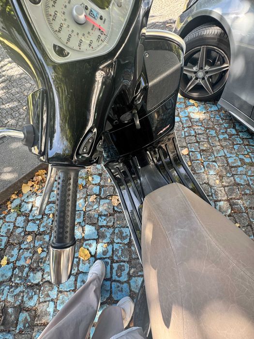 Vespa 250 GTS ie ABS, preto com mala