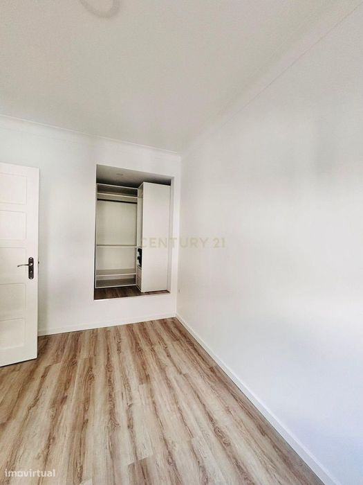 Arrendamento T2 Renovado em Almada com Varanda e Luz Natural