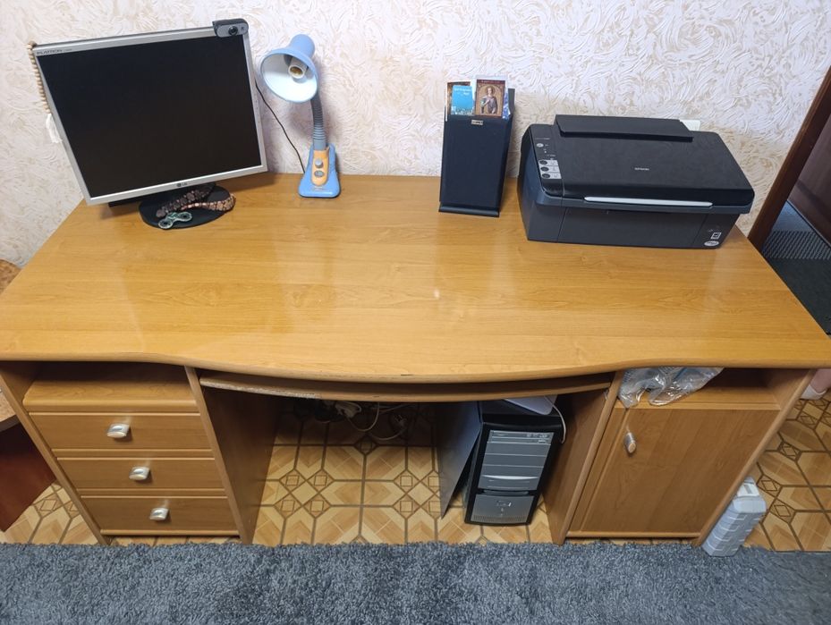 Продам компьютерный стол