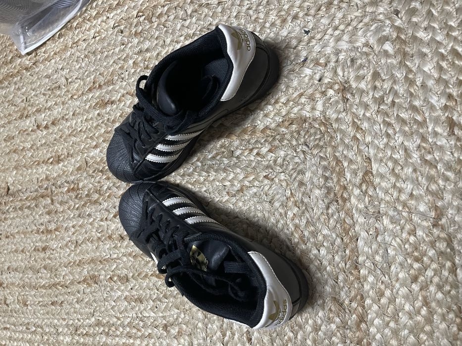 Ténis Adidas Super Star em 2 mão