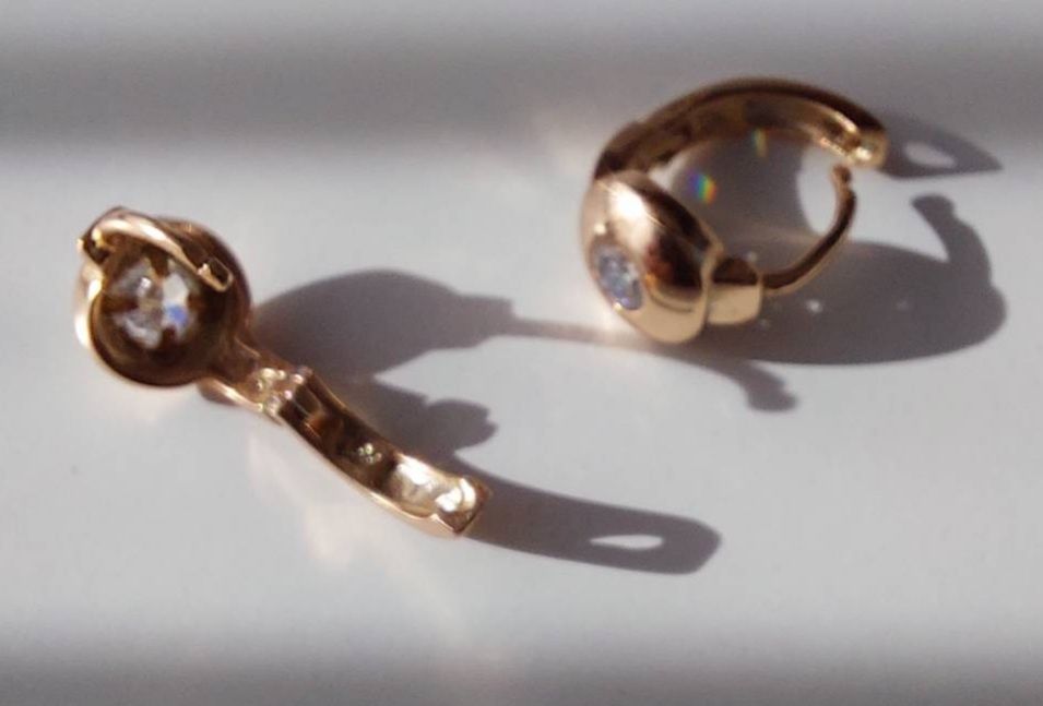 Sztuczne zlote kolczyki.