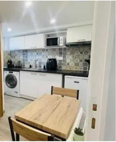 ESTÚDIO em moradia para ARRENDAMENTO