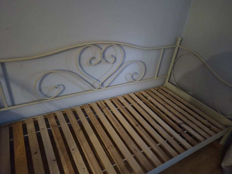 Łóżko metalowe ze stelażem i materacem