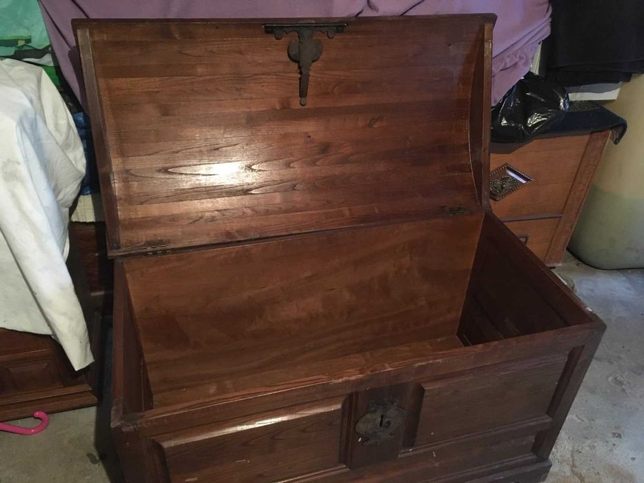 Arca em madeira maciça com gravação de caravela