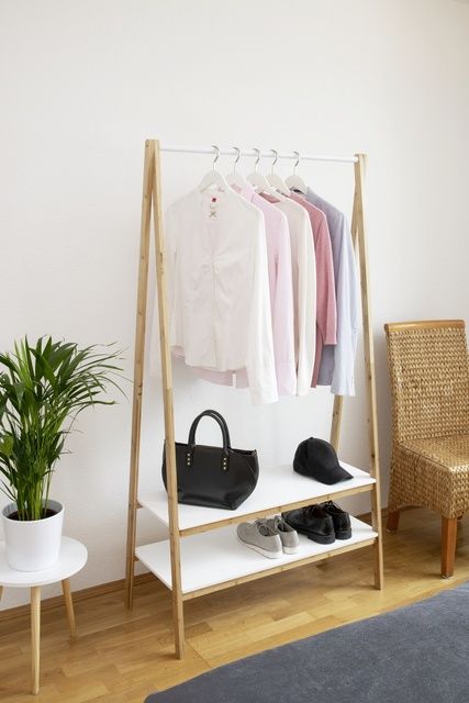 Drewniany stojak z półkami na buty